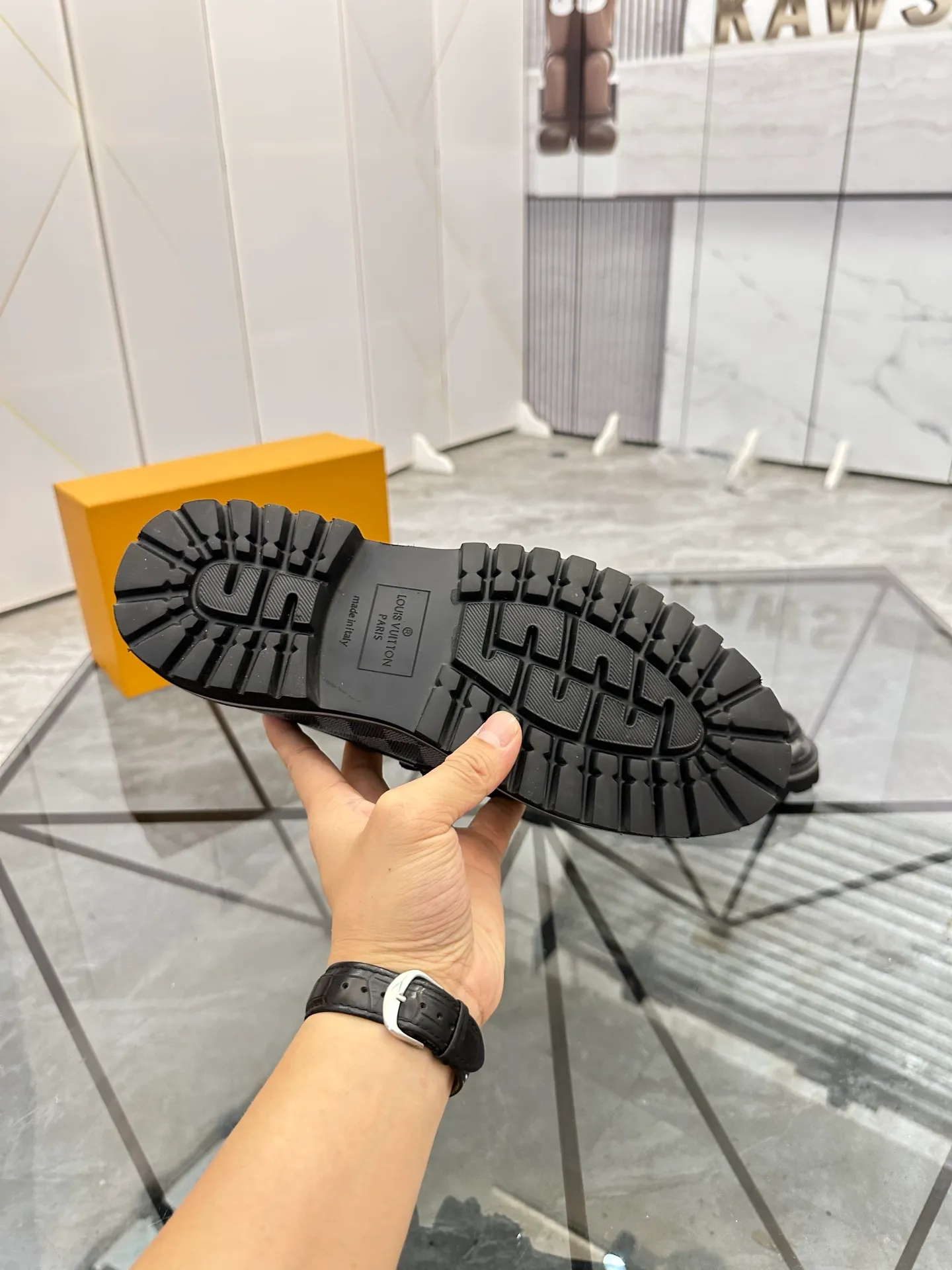 Selling men's shoes 💰: 💰P460¥ Product trademark: LV* "Louis Vuitton*" leather shoes Regular size: 40-45 (can be customized to 46) Product materials: imported cowhide upper, sheepskin lining, original outsole. Number: 558